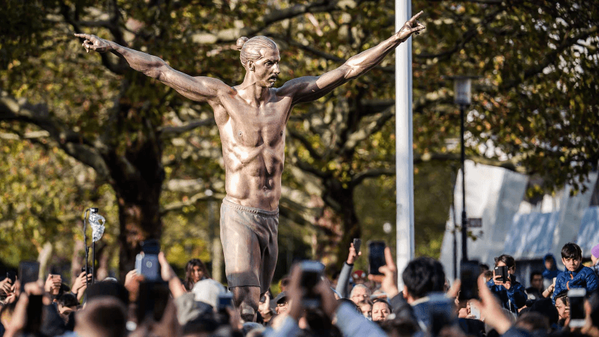 Con una altura de casi 3 metros y 500 kilos de peso, la estatua fue ubicada en las afueras del Swedbank Stadion, el estadio actual del Malmö FF, club con el que Ibrahimovic comenzó su carrera dos décadas atrás.