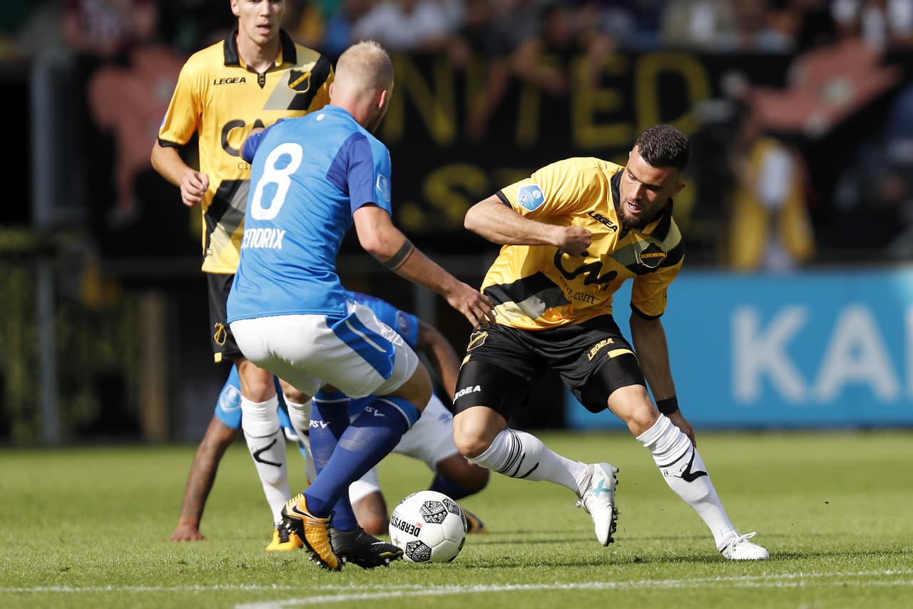 El primer tiempo resultó muy apretado y los balones no se daban por perdidos por ningún bando.