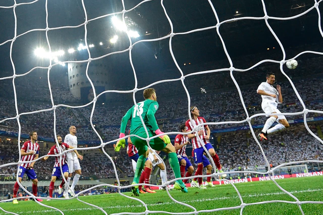 Sin embargo el astro lusitano estuvo a punto de marcar con este cabezazo durante el inicio del segundo tiempo extra. El Atlético le bajó a sus revoluciones esperando la definición desde los once pasos.