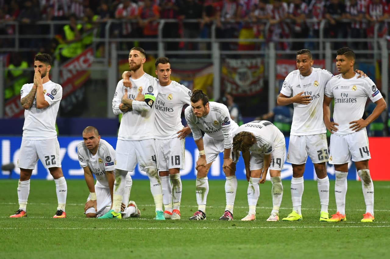 Cuando venía el cuarto disparo del Atlético los merengues no ocultaban su dramatismo desde el centro del campo.