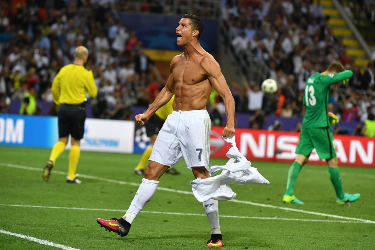 Cristiano Ronaldo volvió a festejar sin playera su anotación que daba una nueva Copa de Europa para el conjunto merengue.