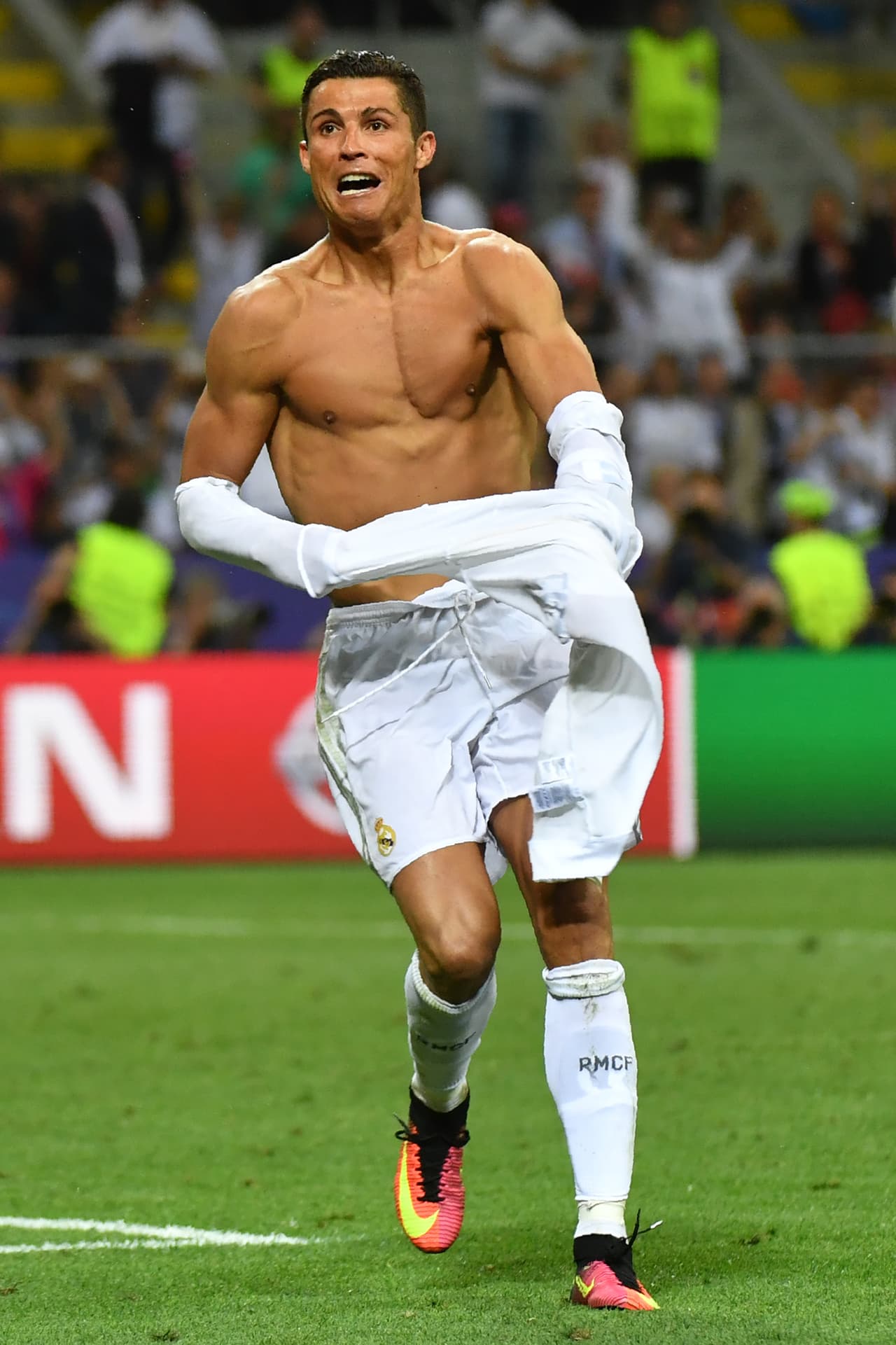 Ronaldo anotó el penal definitivo que le dio el título al Madrid en la cancha de San Siro y lo celebró a lo grande.