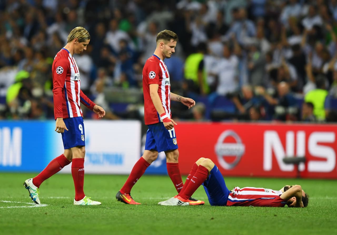 Juanfran se desplomó en el campo ante la desilusión de sus compañeros.