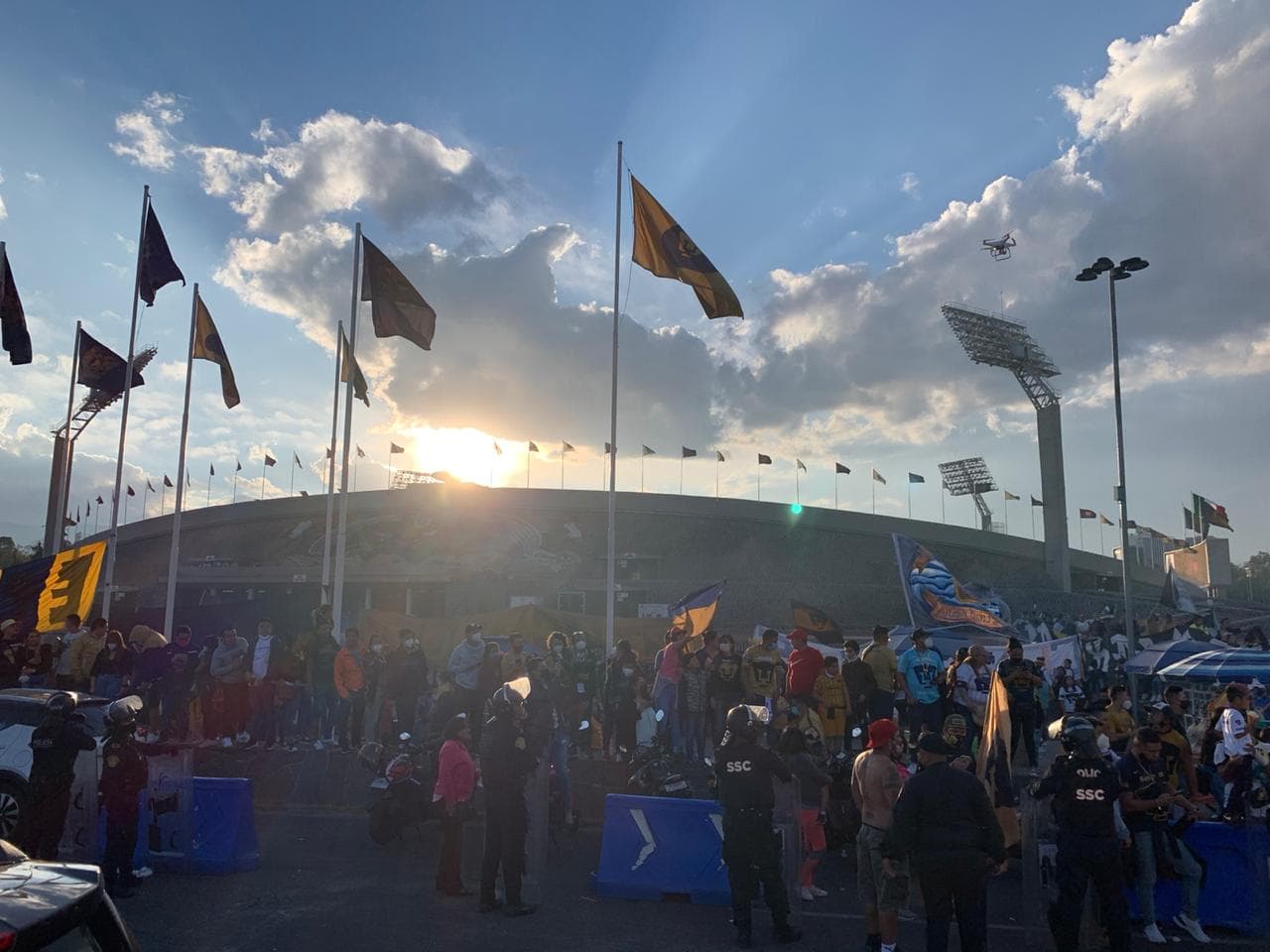 Aficionados de Pumas no respetan las medidas de salubridad e inundan los alrededores del estadio en Ciudad Universitaria.
