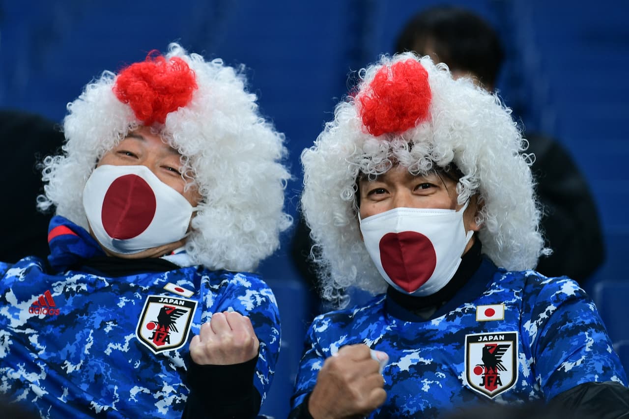Japoneses recogen basura en el estadio del juego inaugural de Qatar 2022
