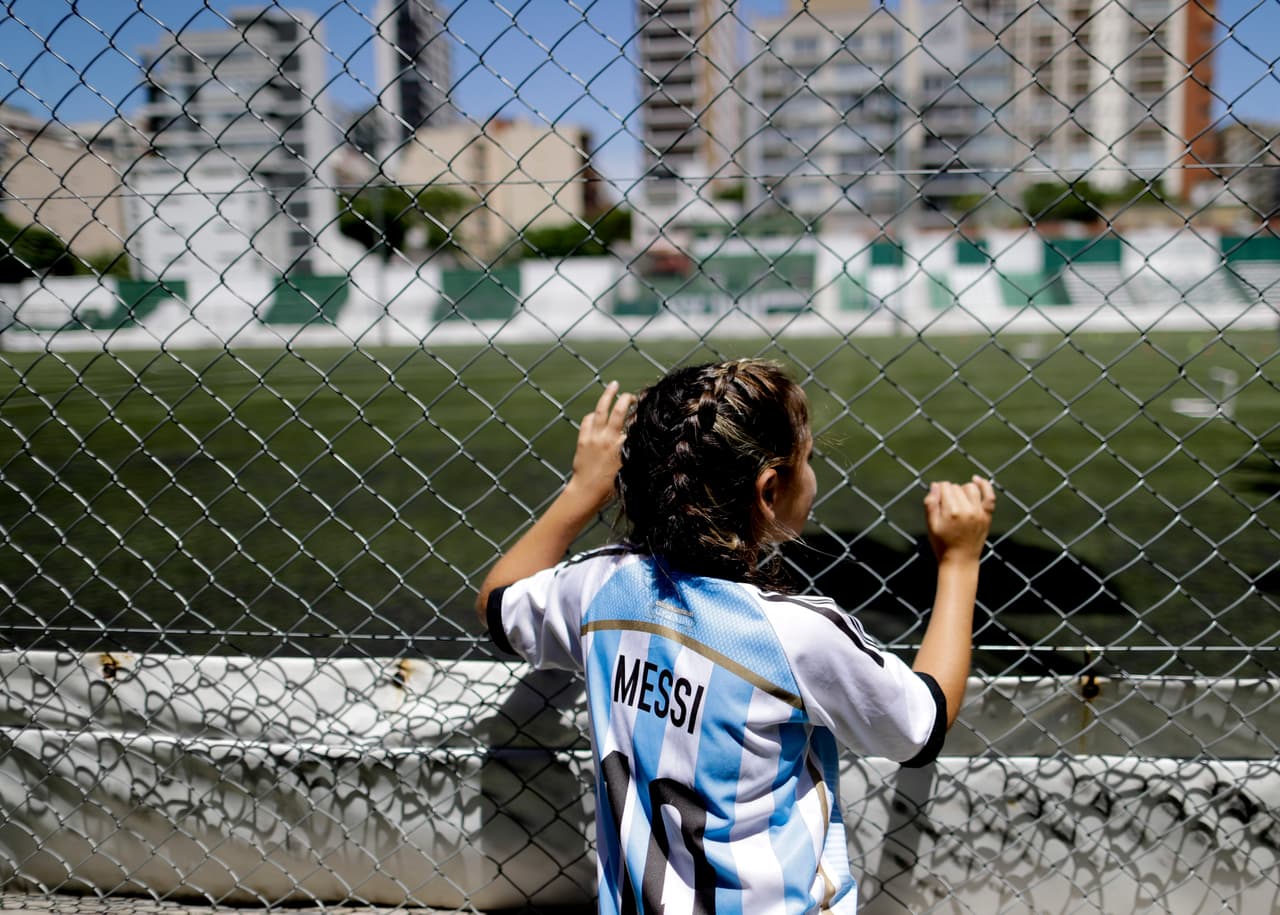Sánchez comenzó a jugar fútbol a los cinco años al ver a su padre jugar con sus amigos los fines de semana en Santa Fe, donde nacieron Messi, Gabriel Batistuta y Jorge Valdano.
