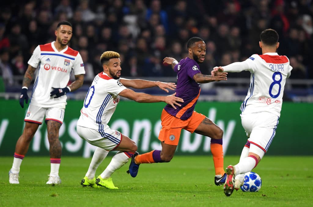 Raheem Sterling, veloz jugador de fútbol, tratando de abrirse paso con esta cualidad entre los defensores del equipo francés que estaba atento y con orden táctico en defensa.