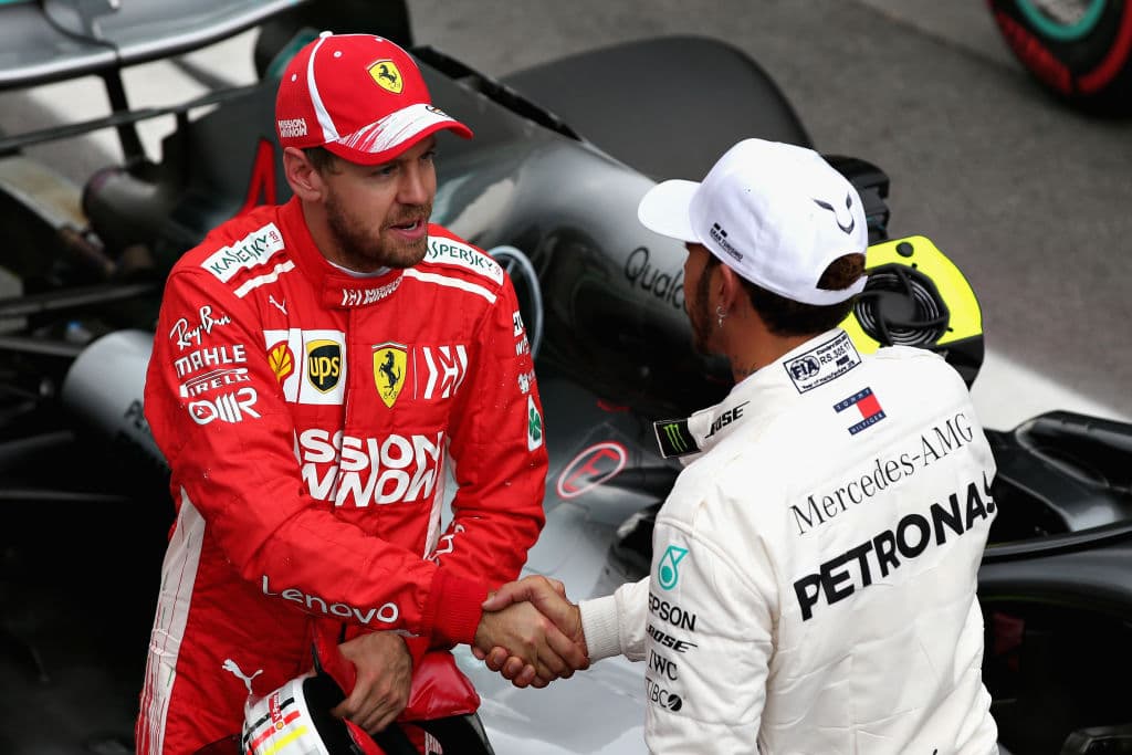 La cordialidad reina entre los dos pilotos que disputaron el título de Fórmula Uno este año, el campeón Hamilton (derecha) y el subcampeón Vettel (derecha).