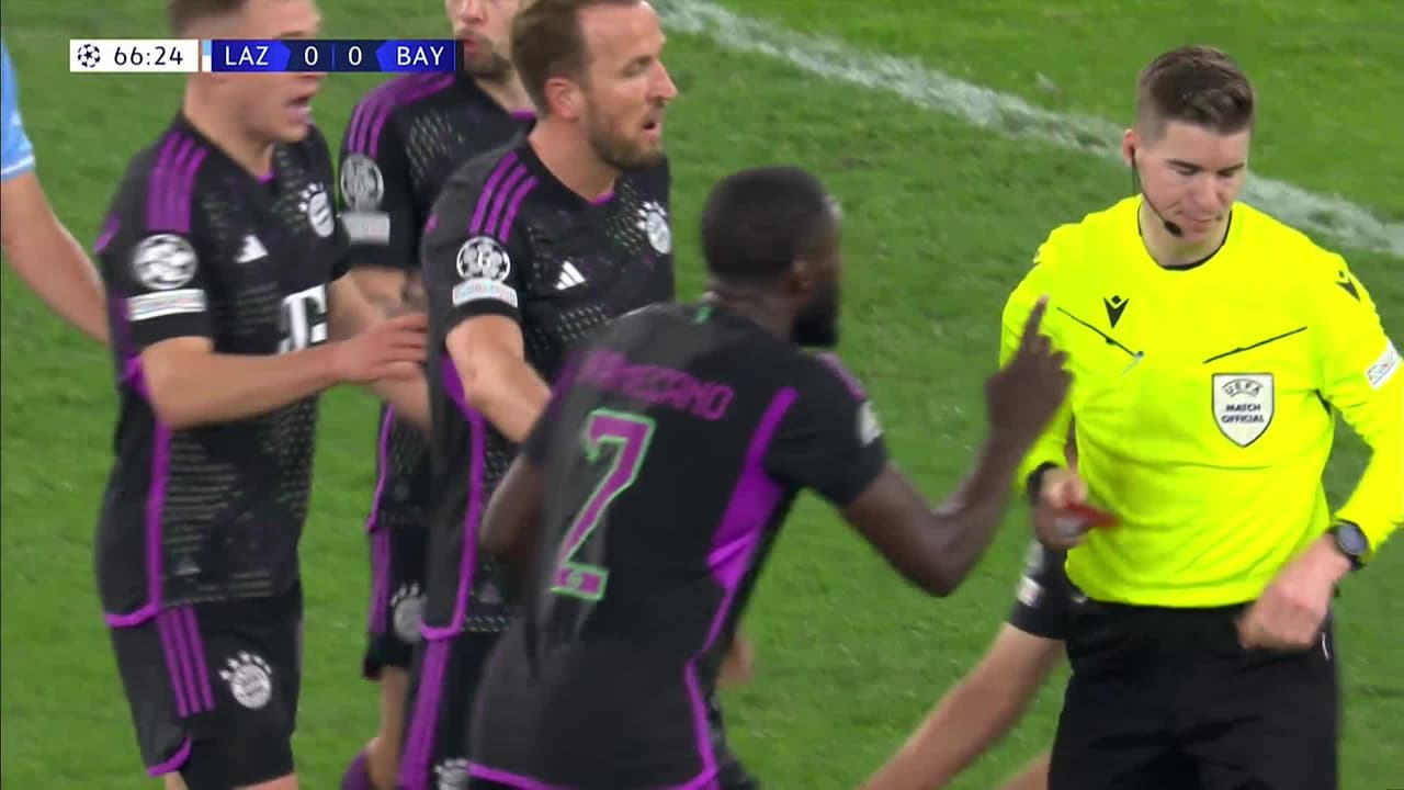 ¡Expulsión! El árbitro saca la roja directa a Dayot Upamecano.