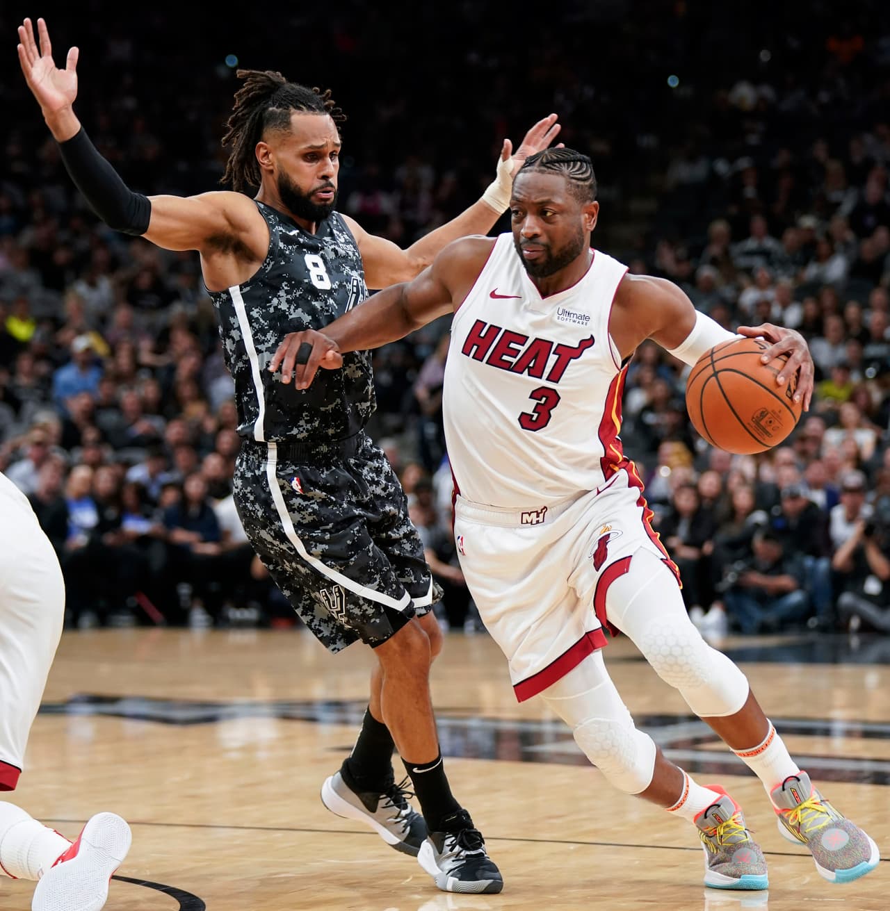 Miami 110-105 San Antonio. El Heat (35-36) hiló su tercera victoria seguida al vencer a domicilio a los Spurs (42-30), que hasta antes de hoy sumaban una racha de nueve triunfos en fila, que se acabó con este revés.