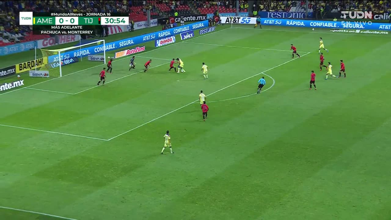 ¡TIRO ATAJADO! disparo por Julián Quiñones.