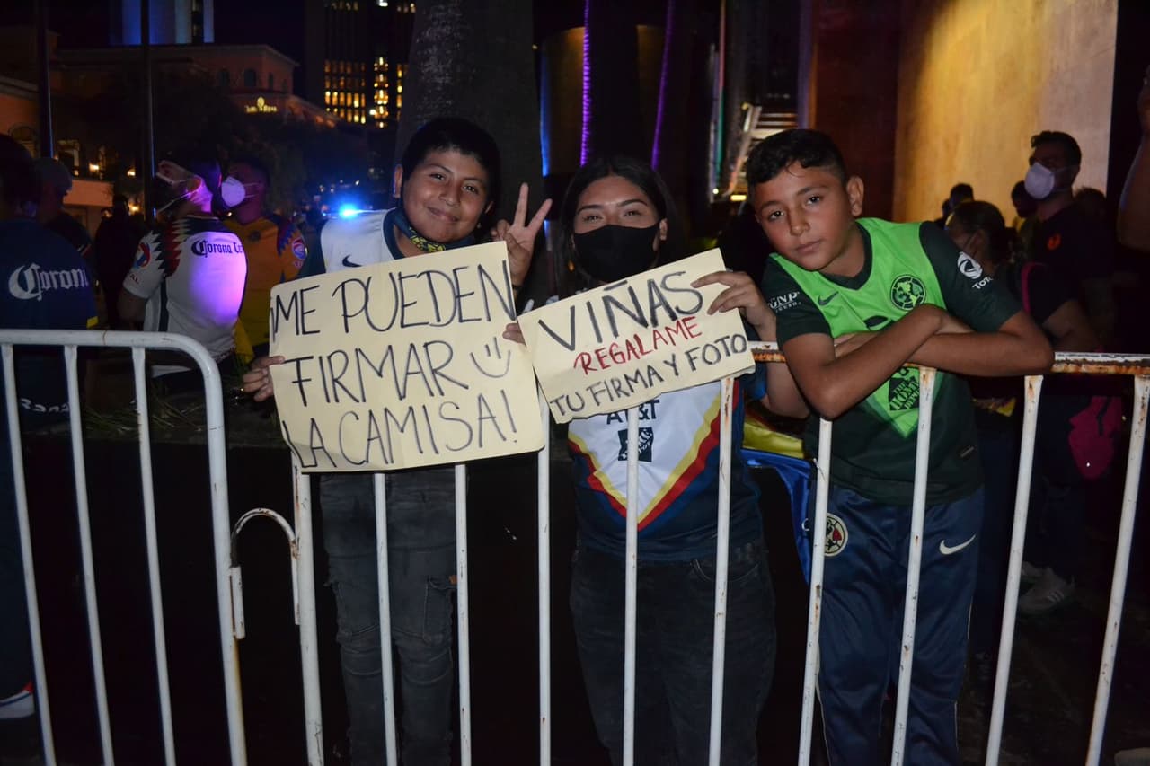 En vísperas de la final de la Concacaf Liga de Campeones donde las Águilas del América enfrentarán a Rayados de Monterrey, al rededor de 250 aficionados se dieron cita a las afueras del hotel de concentración del conjunto azulcrema. Los fans americanistas comenzaron a tocar tambores, cantar porras y encendieron bombas de humo cuando el equipo arribó a las instalaciones.