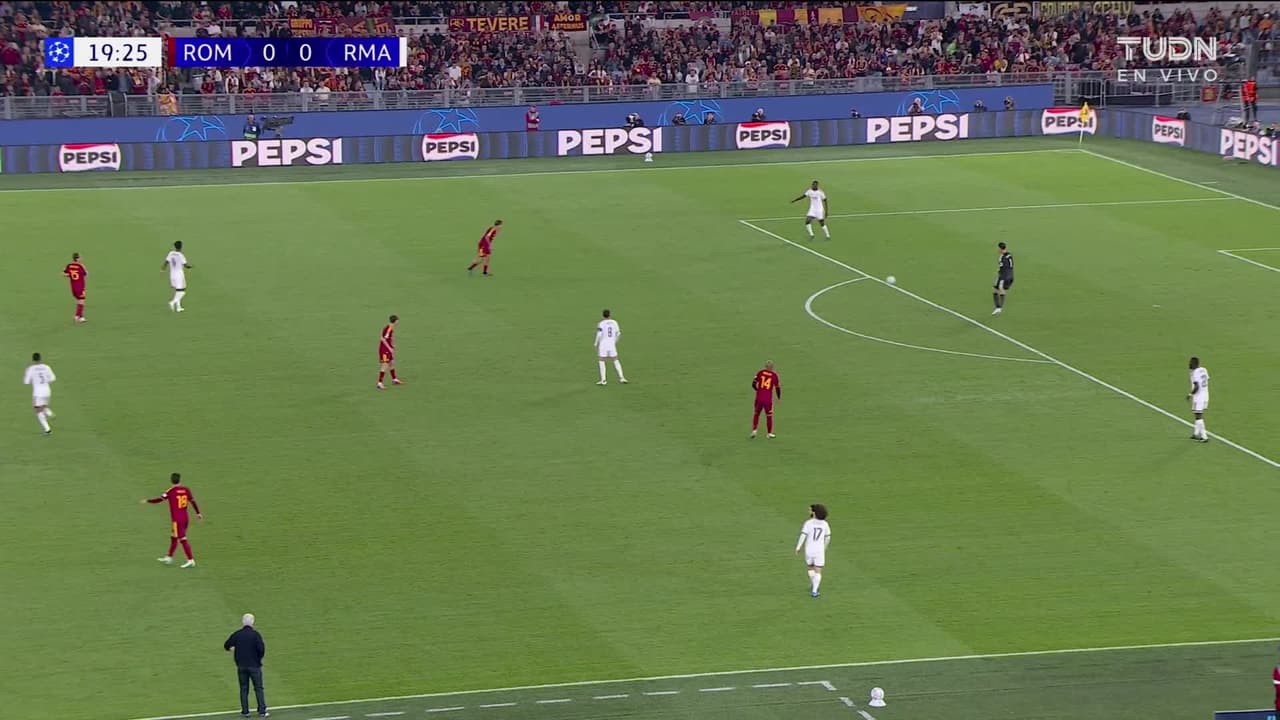 ¡GOL!  anota para AS Roma. Marten de Roon