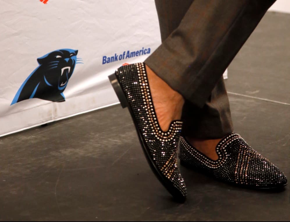 <b>Cam</b>eron Jerrell
<b>Newton</b> celebra su cumpleaños número 28 este 11 de mayo y por ello quisimos mostrar cómo ha ido cambiando su
<i>look</i> durante las seis temporadas que lleva en la NFL. El quarterback de los
<b><a href="http://www.univision.com/deportes/nfl/carolina-panthers">Carolina Panthers</a></b> ha sorprendido en casi todas sus conferencias de prensa pues no escatima al momento de presentarse en público.