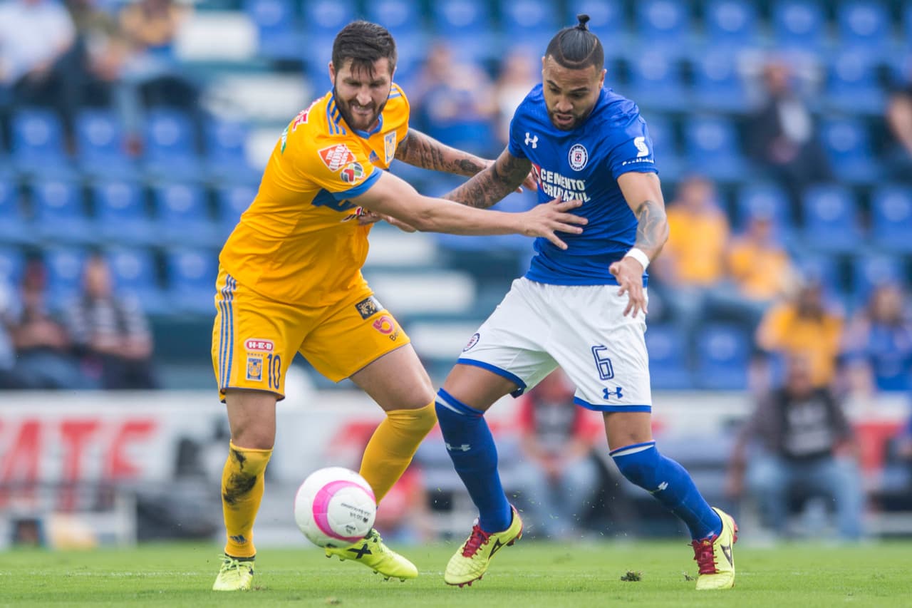 Action photo during the match Cruz Azul vs Tigres, Corresponding 15st round of the Torneo Apertura 2017 Liga BBVA Bancomer the MX, at Azul Stadium. Foto de accion durante el Partido Cruz Azul vs Tigres, Correspondiente a la Jornada 15 del Torneo Apertura 2017 de la Liga BBVA Bancomer MX, en el Estadio Azul, en la foto: Julian Velazquez Cruz Azul y Andre Pierre Gignac Tigres 28/10/2017/MEXSPORT/Victor Leon