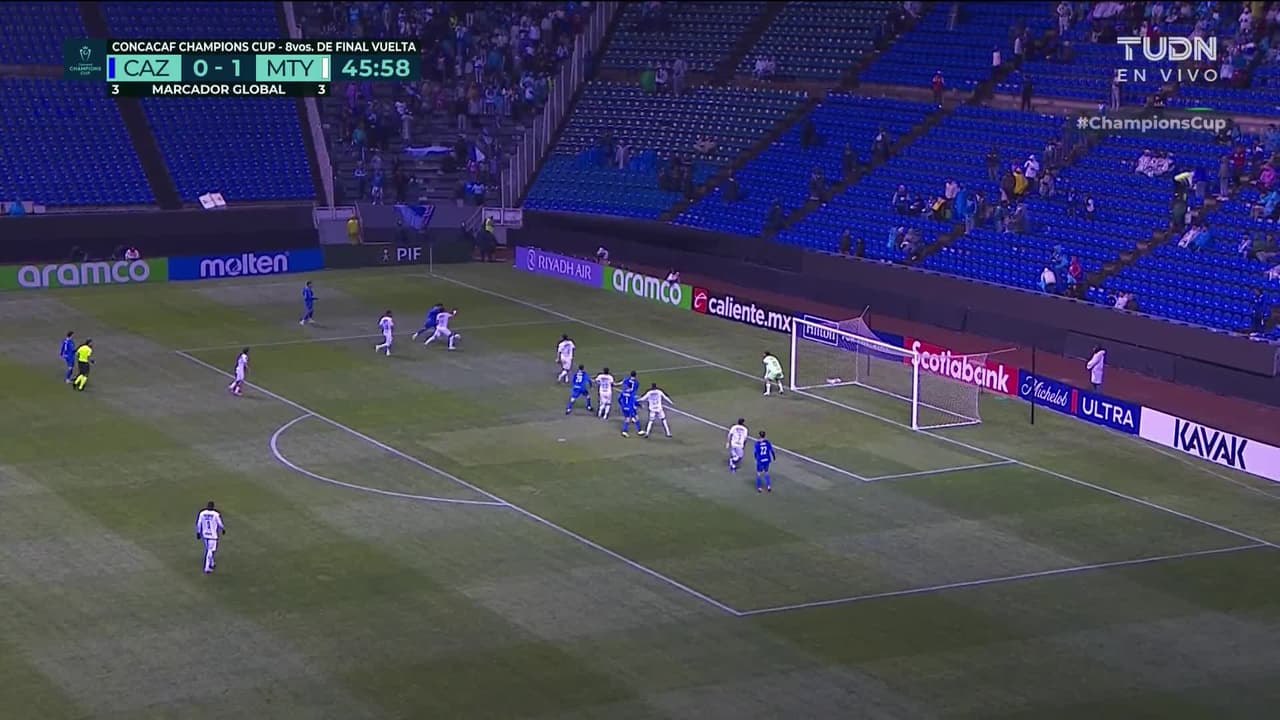 ¡GOL!  anota para Cruz Azul. José Paradela