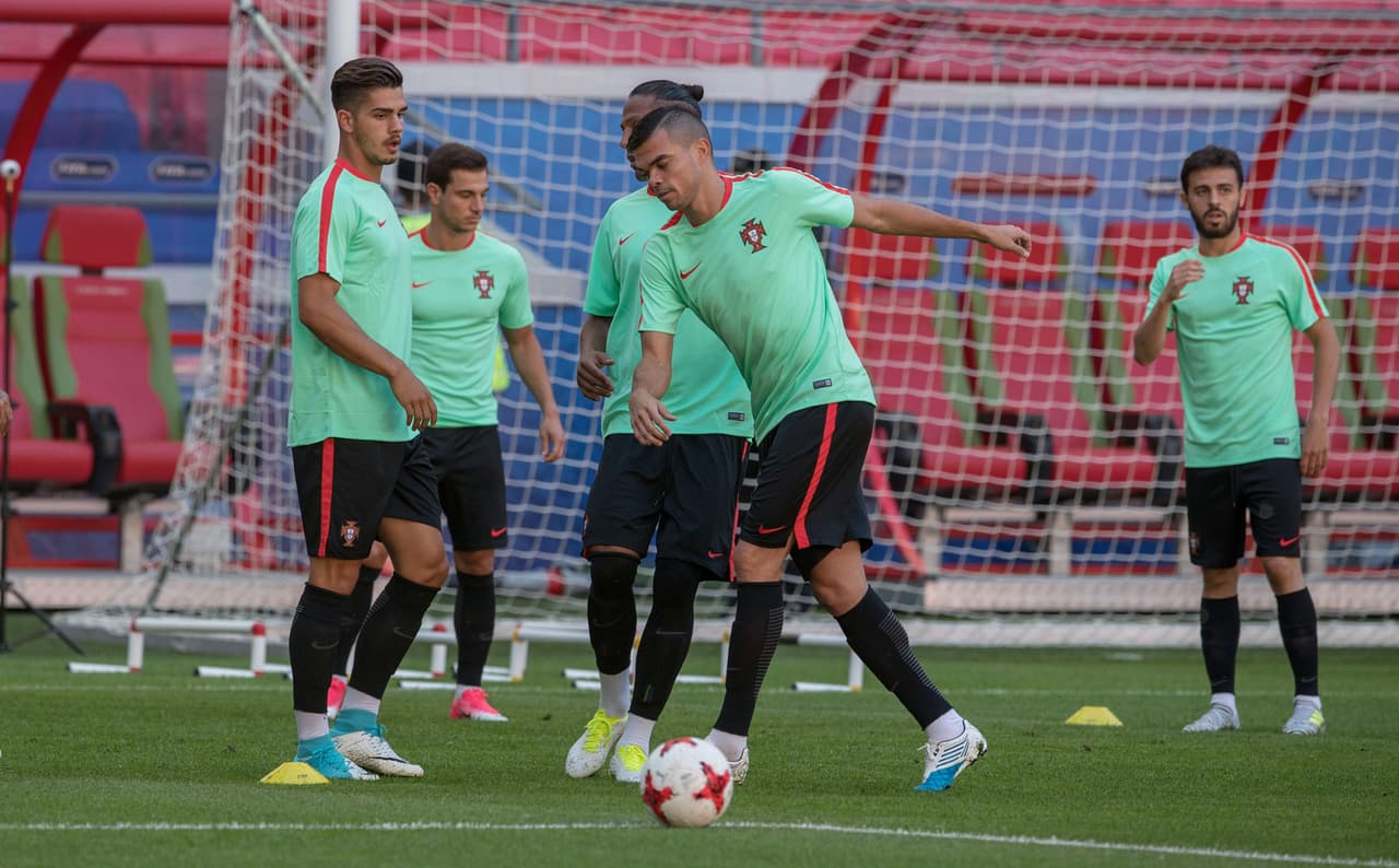 Aunque no hubo trabajo táctico, el entrenamiento le sirvió a los jugadores portugueses para practicar en espacio reducido.