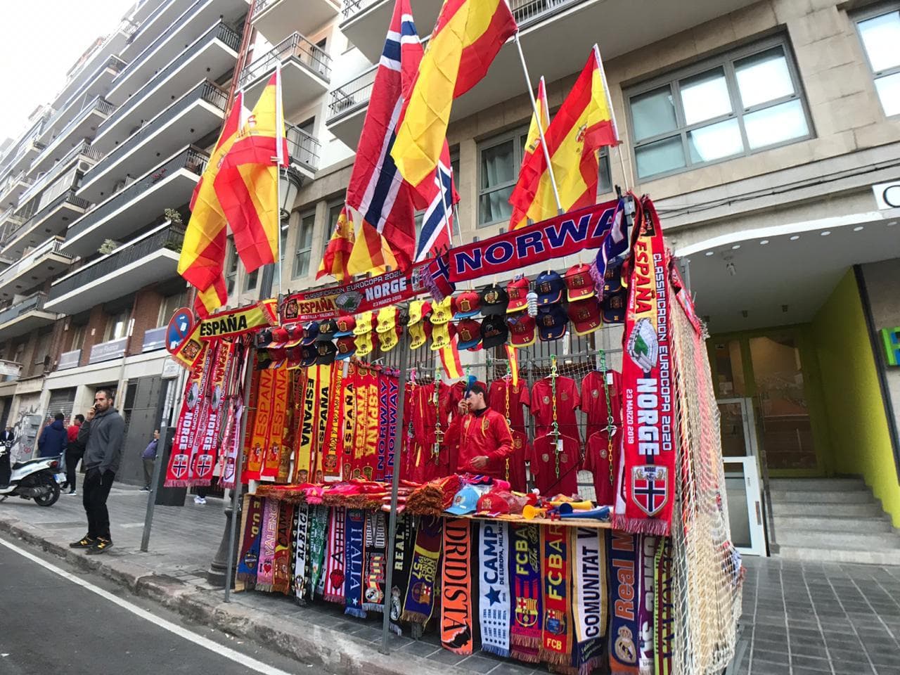 Miles de aficionados españoles se pusieron cita en el Estadio Mestalla, en Valencia, para vivir con un gran ambiente el inicio de las Eliminatorias a la Eurocopa 2020 entre la selección de España y la de Noruega.
