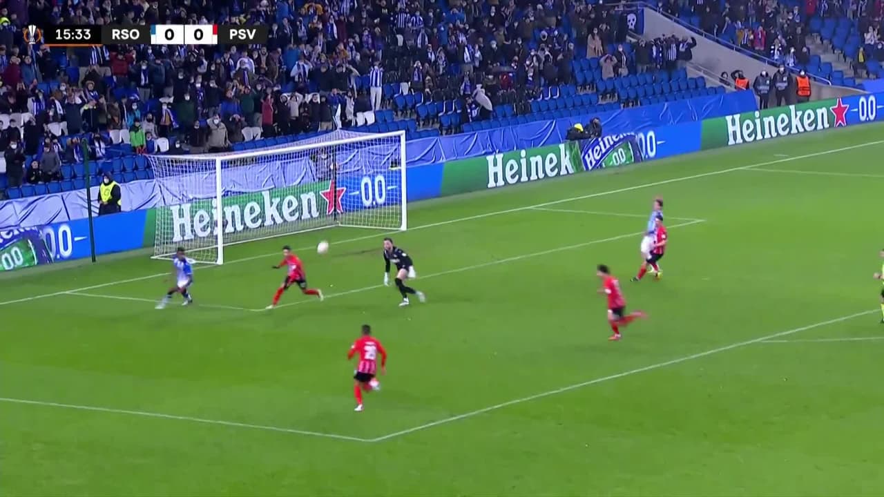 ¡TIRO ATAJADO! disparo por Alexander Isak.