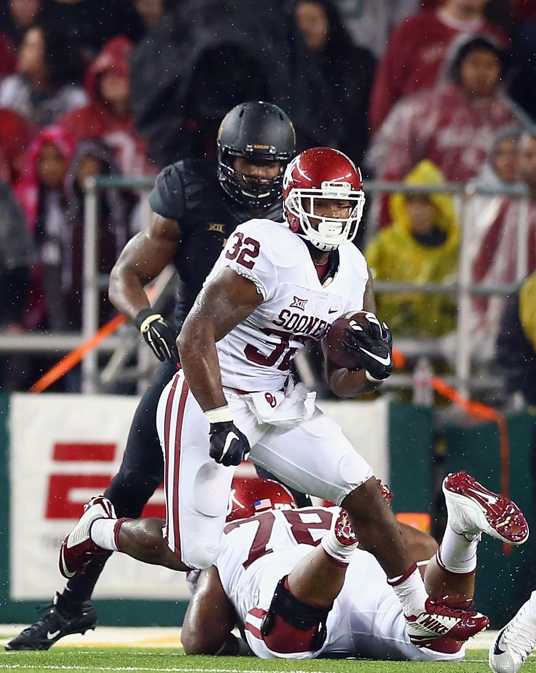 Los osos de Baylor perdieron lo invicto ante los Sooners 44 a 34