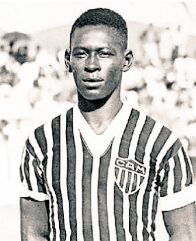 <b>Dondinho</b> fue el padre de Pelé y también era delantero. Jugó en varios clubes de Brasil destacando su paso por el Atlético Mineiro. Falleció en 1996 a la edad de 88 años.