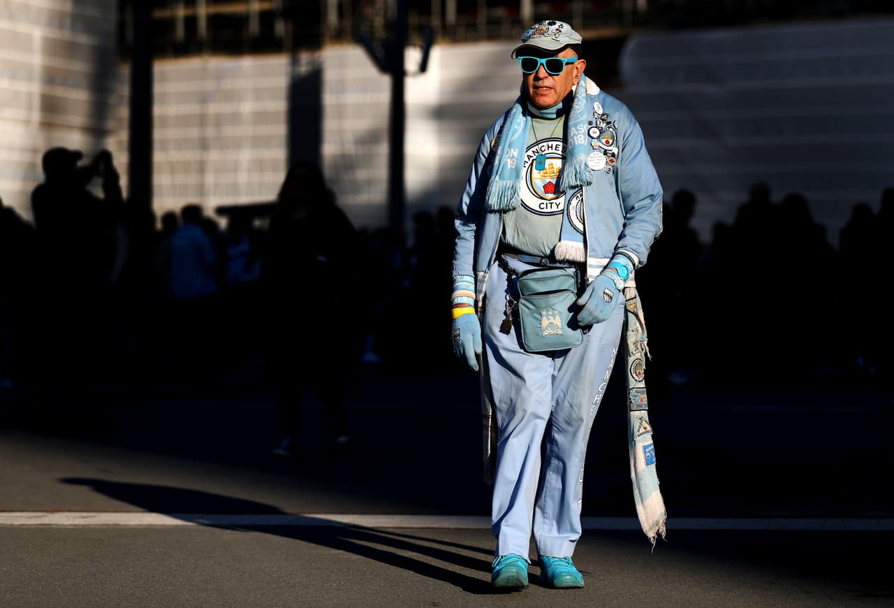 Los fanáticos de Manchester City y Chelsea le dan un colorido especial a la fiesta en Wembley por la Final de la Carabao Cup, tradicionalmente conocida como la Copa de la Liga de Inglaterra.