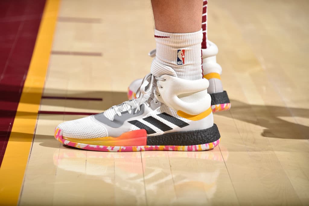 Larry Nance Jr. nos muestra un diseño que parece de uso diario, una mezcla de colores en la suela con la elegancia del blanco encima.