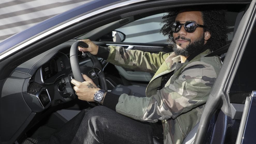 Los jugadores profesionales del Real Madrid recibieron este viernes su nuevo auto Audi. Entre sus máximas figuras, Sergio Ramos eligió una A8 50 TDI, Gareth Bale un e-tron 55, Marcelo un A7 Sportback 50 TDI y Karim Benzema una Q8 50 TDI al igual que Vinicus Jr.
