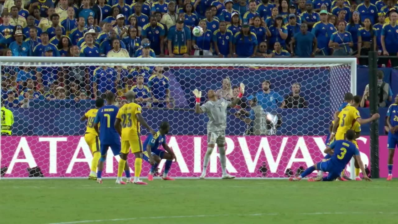 ¡TIRO ATAJADO! disparo por Juninho Bacuna.
