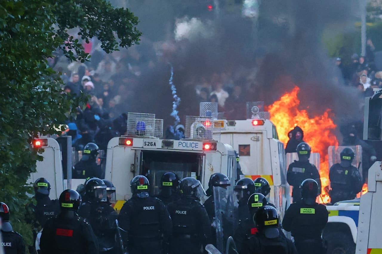 Casas en llamas y vehículos quemados: se intensifican protestas antiinmigrantes en Belfast 