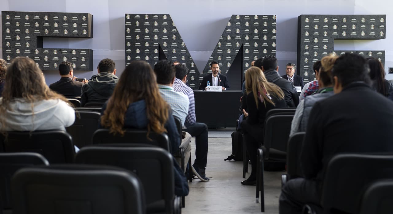 Los presentes y los fanáticos esperaban la rueda de prensa con la expectativa de conocer el futuro de la dirección técnica de México y saber si el colombiano Juan Carlos Osorio seguía en el proyecto.
