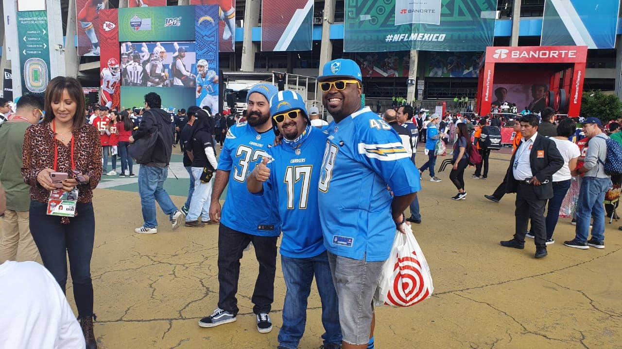 Aficionados aprovechan para comprar productos en la NFL Shop.