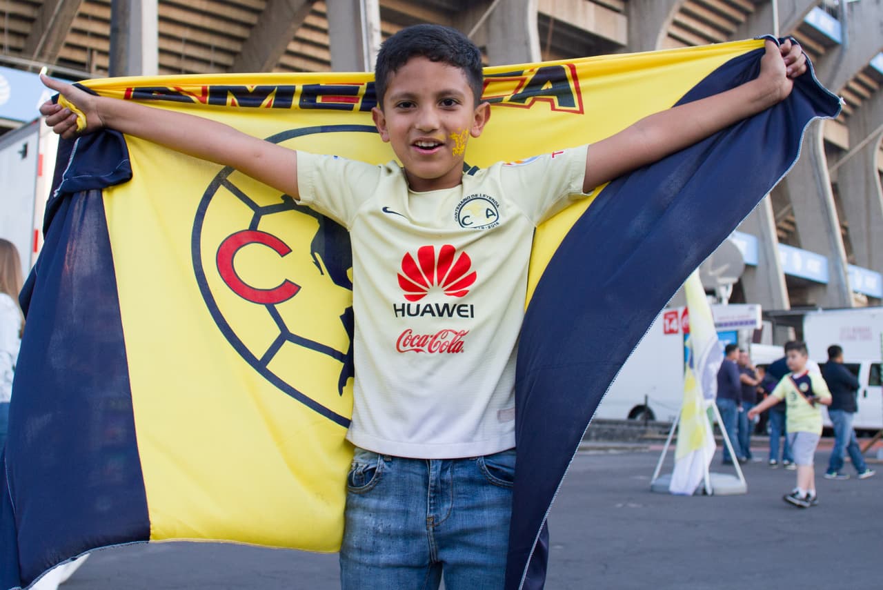 Así vivieron los aficionados los momentos previos al Súper Clásico por la Copa MX entre Águilas del América y Chivas del Guadalajara en el Estadio Azteca.