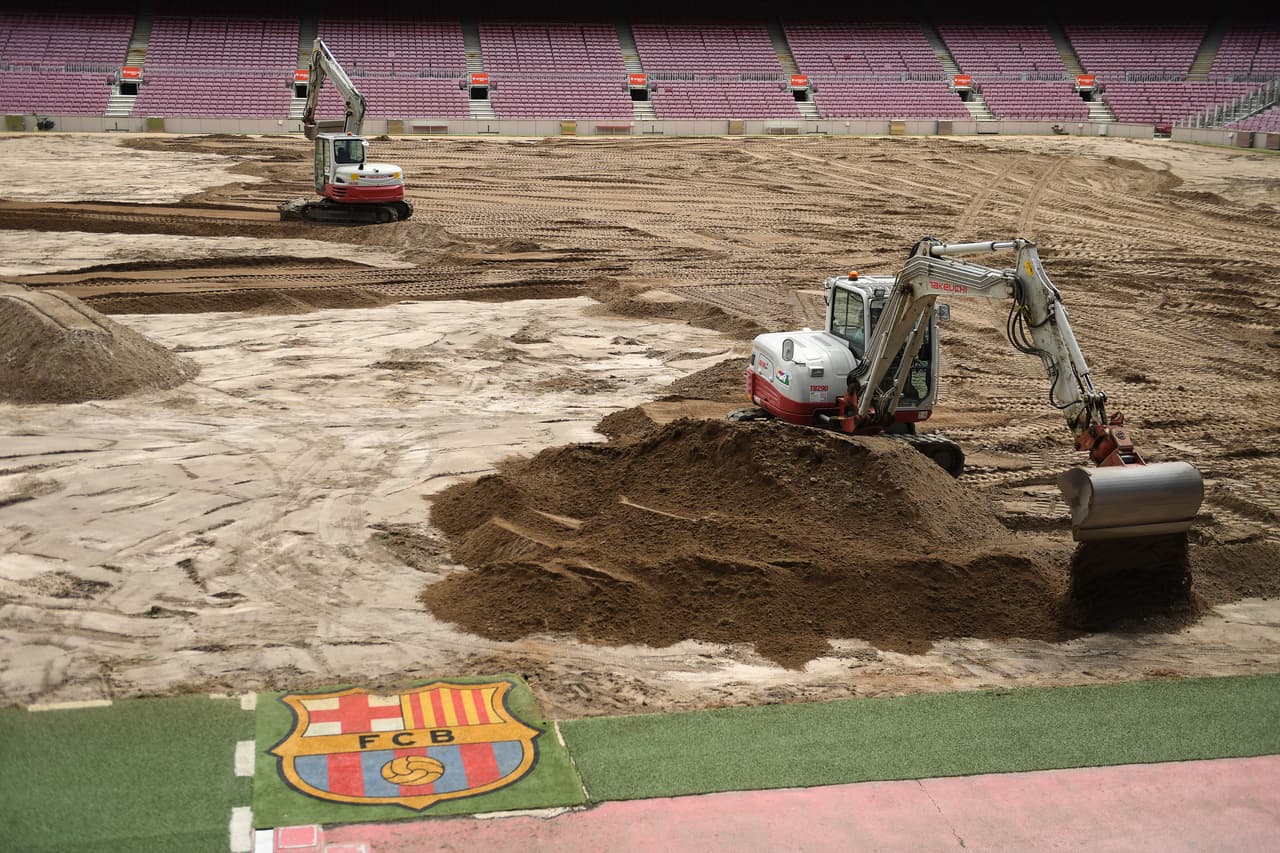 A poco más de un mes del inicio de la nueva temporada de La Liga, el F.C. Barcelona ha comenzado los trabajos en su estadio. El Camp Nou está mudando de césped y el progreso va como lo esperado para poder tenerlo en perfectas condiciones el día 4 de agosto cuando se juegue en Trofeo Joan Gamper ante el Arsenal.