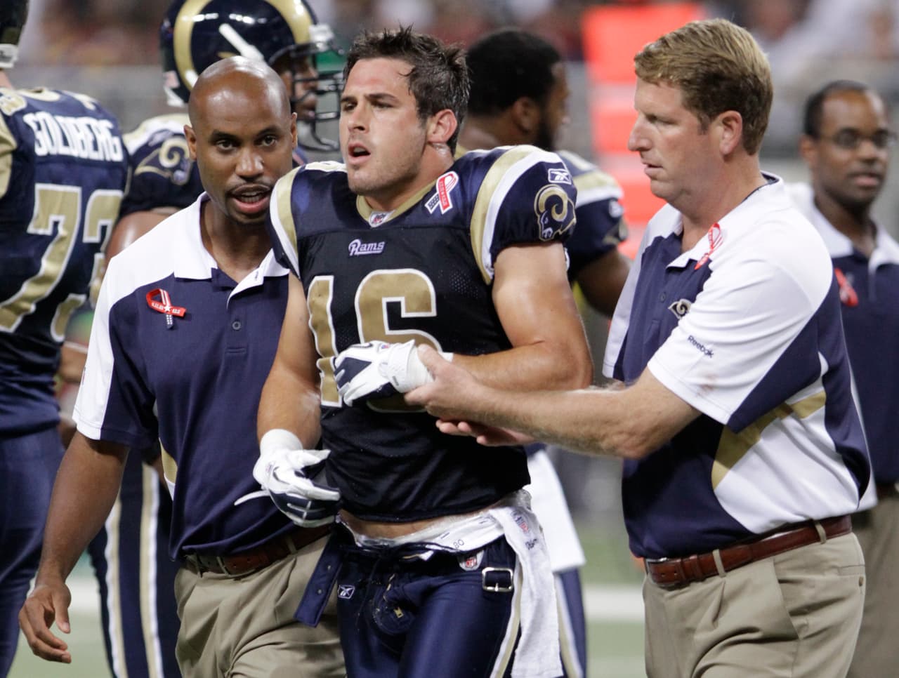 Lo tomó y cuando se disponía a eludir rivales, resbaló con tan mala fortuna que su brazo quedó atrapado produciéndole esta lesión. Tuvo que operarse y se perdió el resto de la temporada.