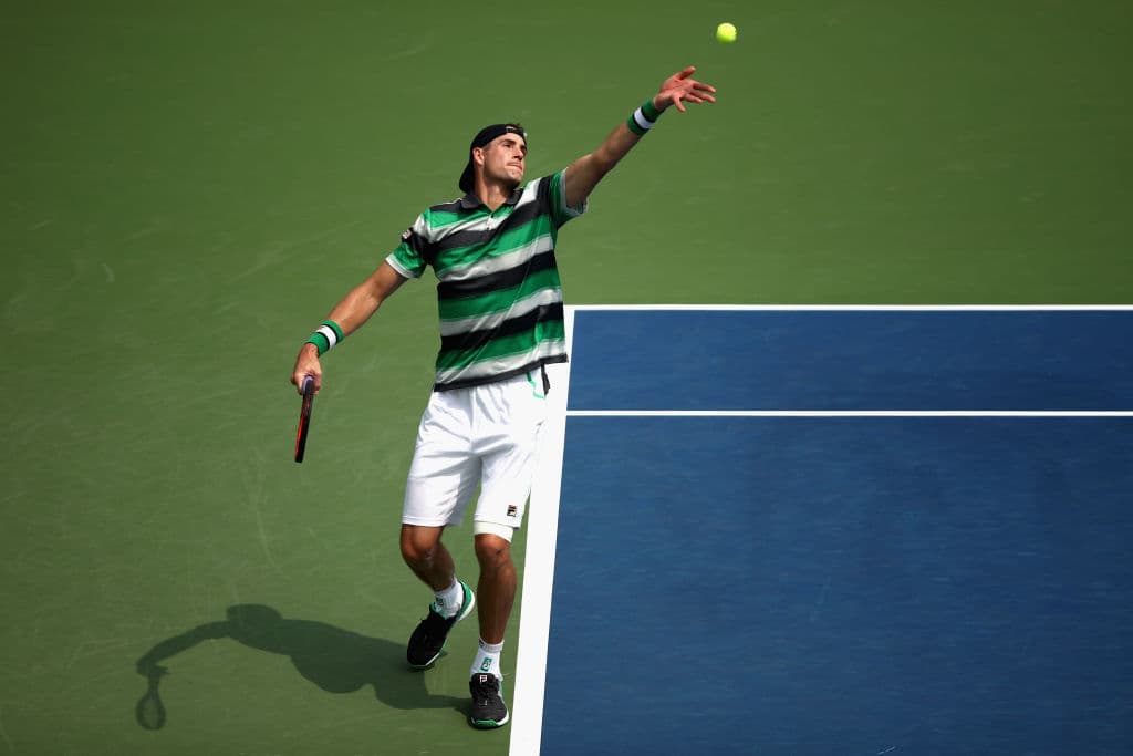 El estadounidense John Isner, undécimo sembrado, superó a su compatriota Bradley Klahn por 7-6, 6-3 y 6-4 para avanzar a la siguiente fase del US Open 2018.