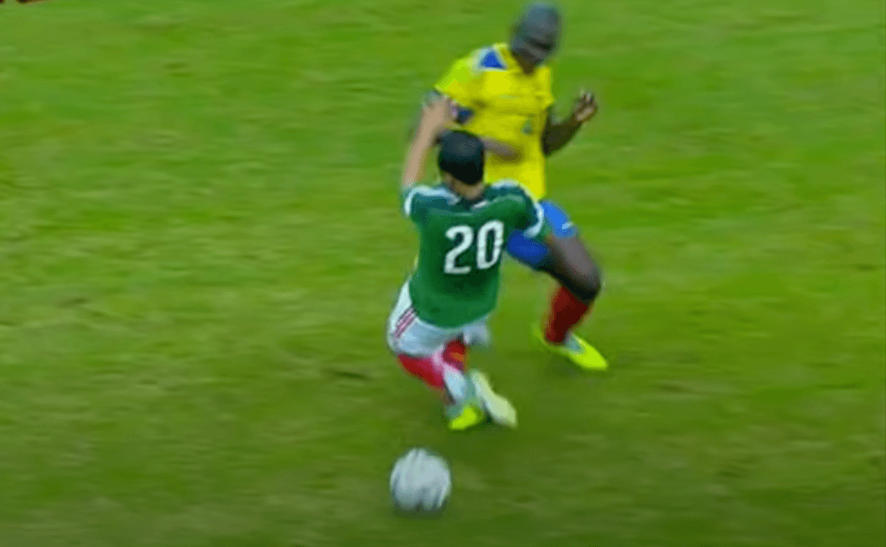 El ‘Chapito’ se rompió la tibia y el peroné tras un encontronazo con el ecuatoriano Segundo Castillo, quien también resultó lesionado