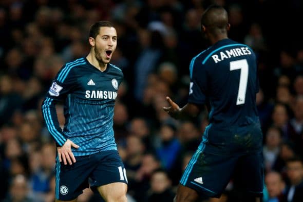 El crack belga es felicitado por Ramires tras anotar el gol del triunfo 'blue'.