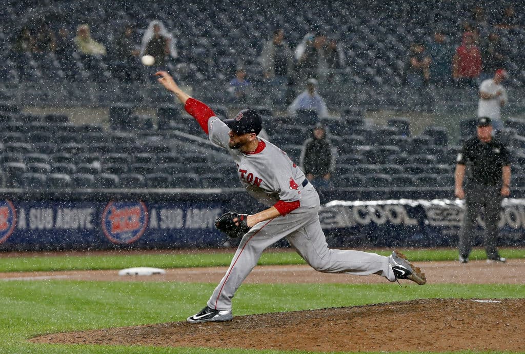 Barnes lanzó muchos pitcheos a la tierra, pateó el lodo, caminó bateadores consecutivos e incluso cometió un
<i>balk</i> que trajó una carrera. Al final concedió tres anotaciones antes de resolver la entrada y sacar los tres outs. Brandon Workman se encargó de lanzar una nivena entrada sin líos para apuntarse el segundo rescate de su carrera.