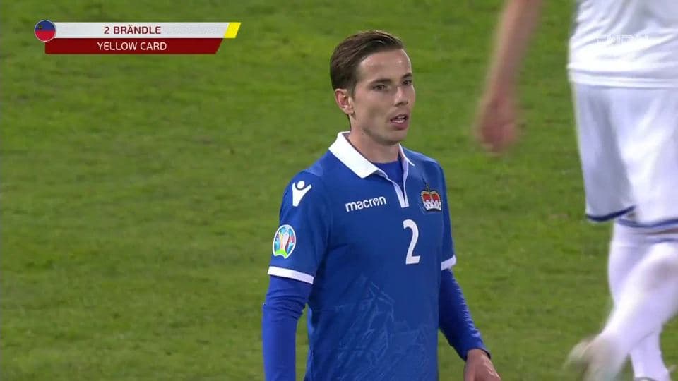 Tarjeta amarilla. El árbitro amonesta a Daniel Brändle de Liechtenstein