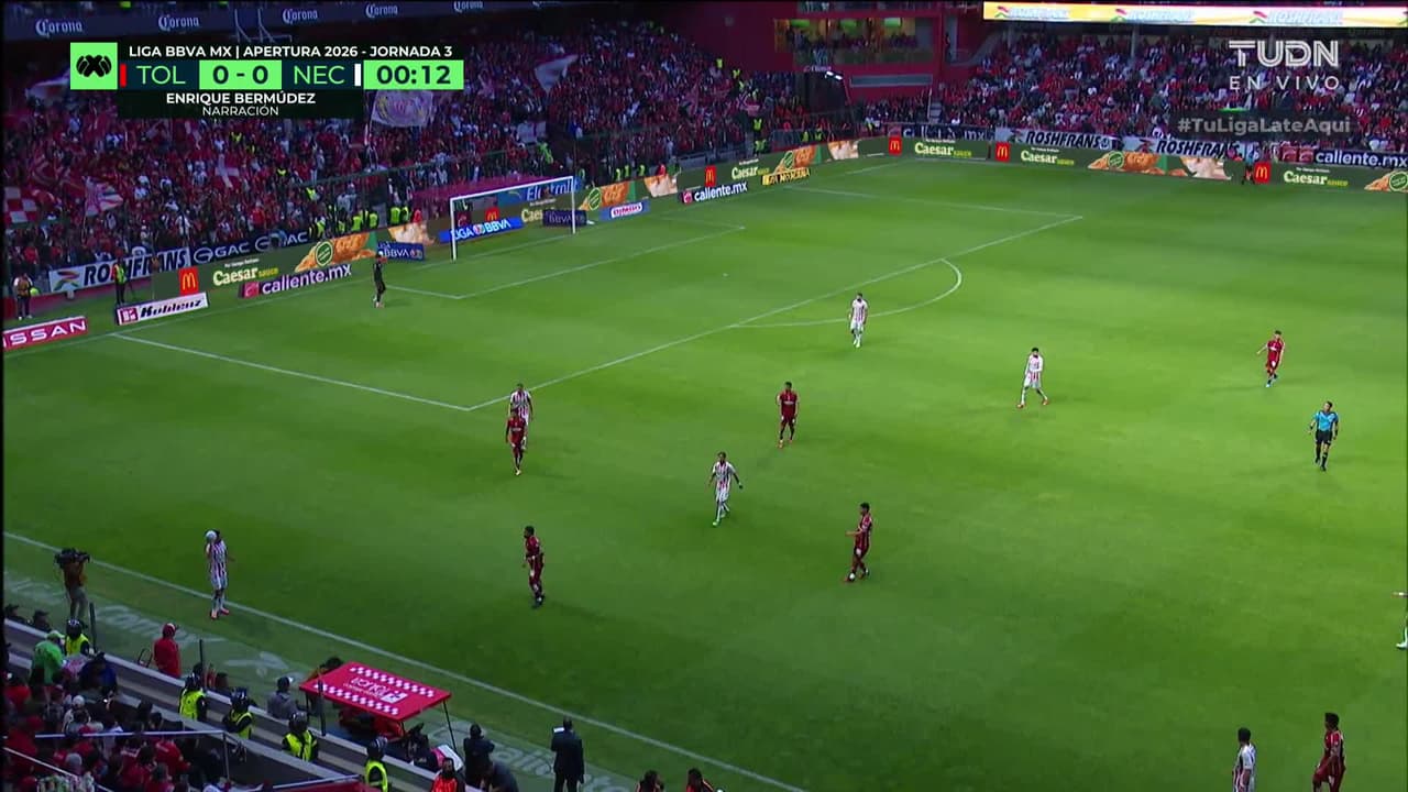 Arranca el partido y la pelota está en juego.