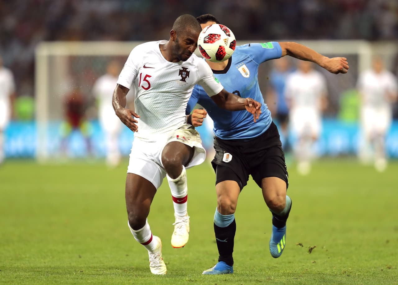 <b>Lateral: </b>Ricardo Pereira (Portugal) - En defensa y ataque no pudo dar lo mejor de si en la serie ante Uruguay. En ambos goles de la Celeste se vio comprometido. El primero, dejando centrar a Suárez y en el segundo perdiendo la referencia de Cavani.