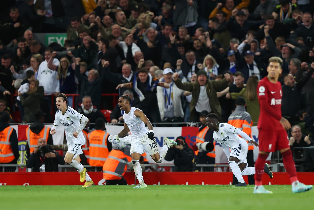 Leeds sorprendió al Liverpool y le saca los tres puntos en Anfield.