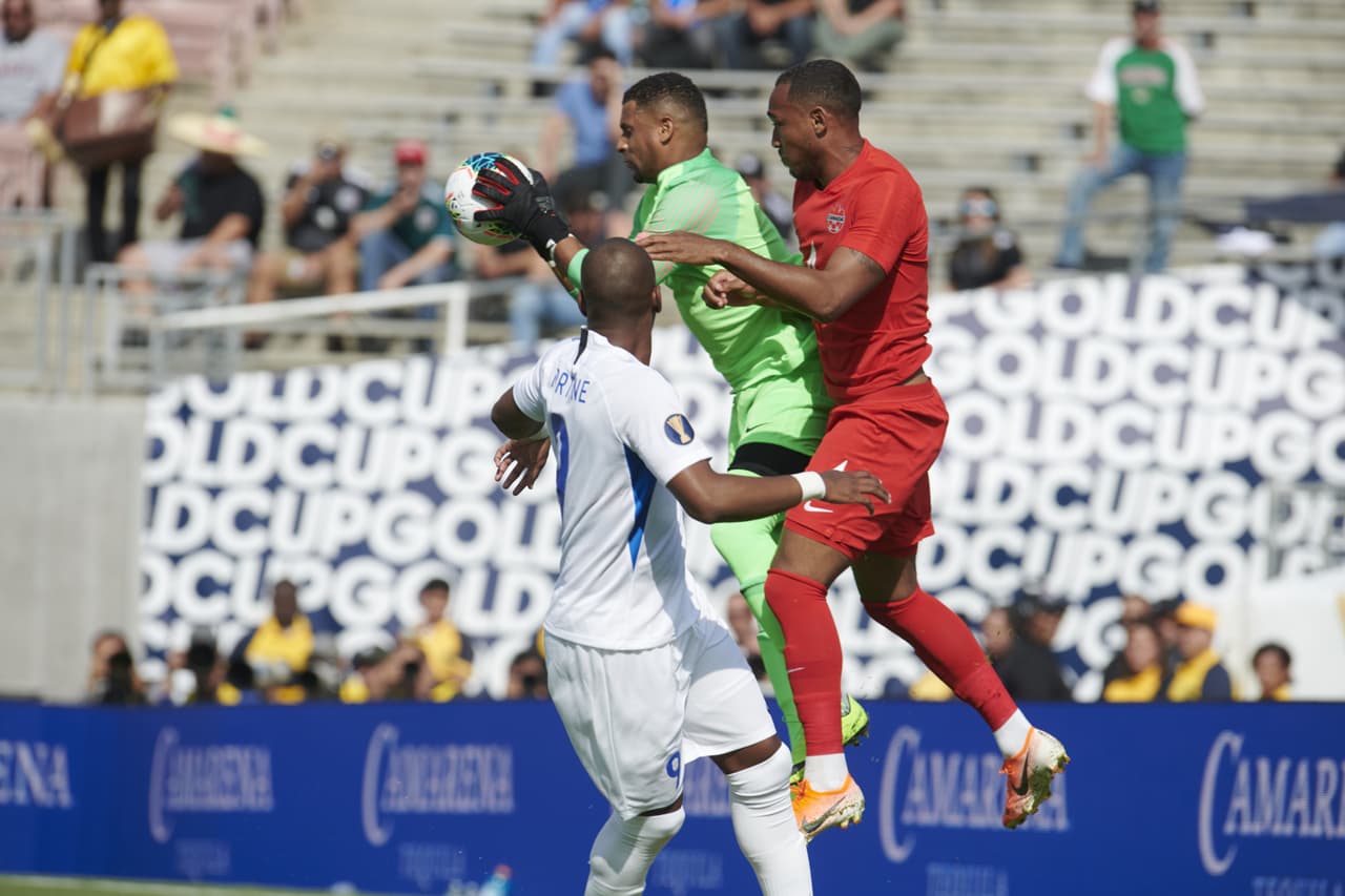 El guardameta de la selección caribeña se mantenía atento en las pelotas a´éreas.
