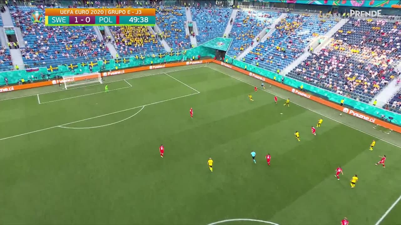 ¡TIRO ATAJADO! disparo por Robin Quaison.