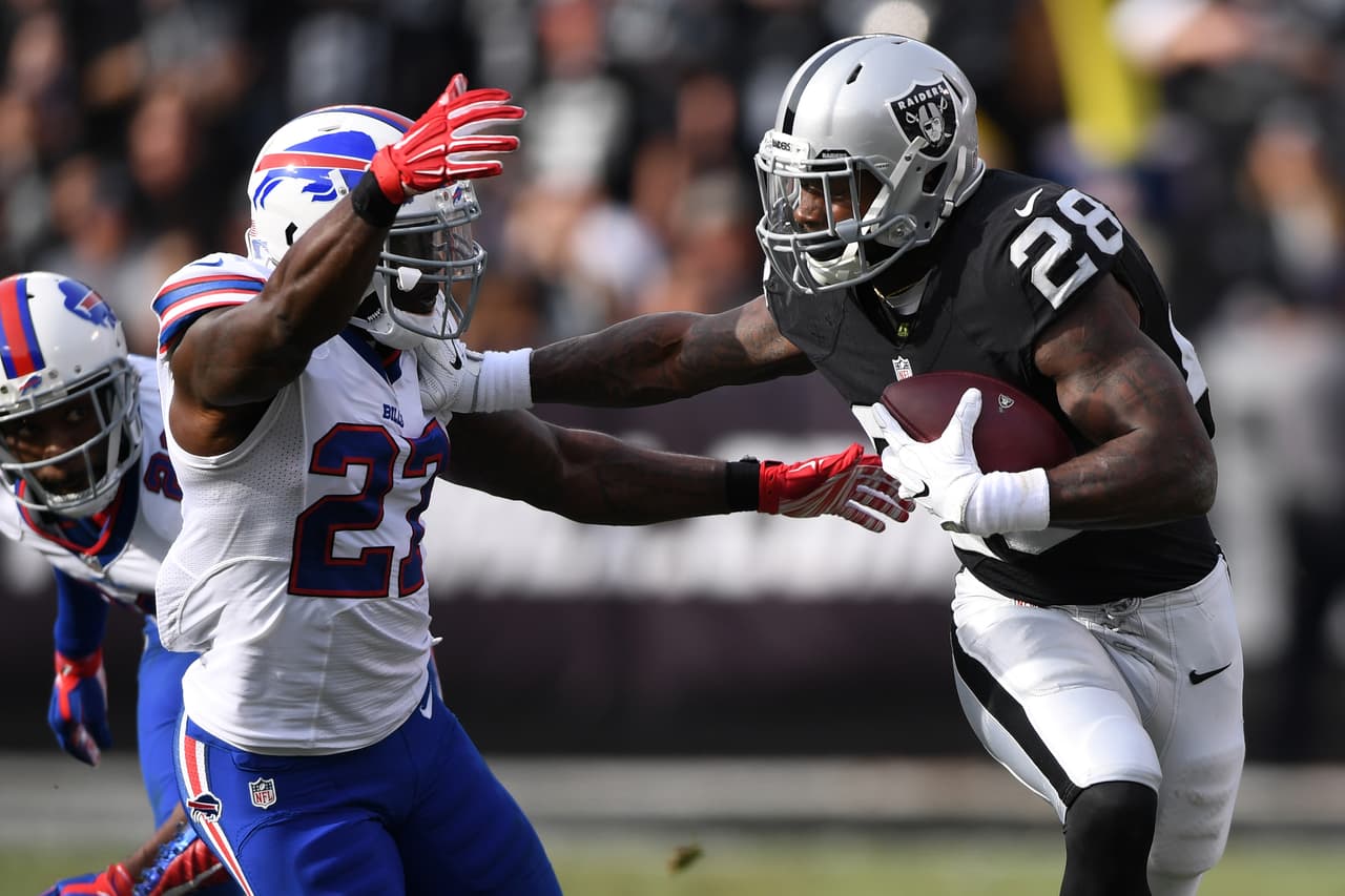 <b>Latavius Murray – RB Oakland Raiders</b>
<br>Los impresionantes Raiders siguen colaborando con este listado de estrellas semanales y esta ocasión en lugar fue para Latavius Murray y su arrolladora manera de correr la pelota. El running back de Oakland fue la clave para que los Raiders remontaran a los Bills con 29 puntos sin respuesta para amarrar su décimo triunfo de la campaña. Murray corrió 20 veces para 82 yardas, 23 más por aire, y entró a las diagonales en dos ocasiones marcando los touchdowns que encaminaron la hazaña que los puso 10-2 como el mejor equipo de la Americana.