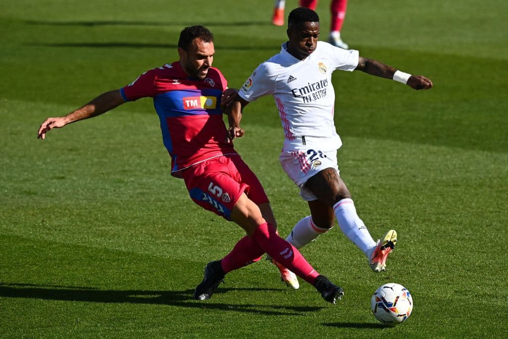 El doblete de Karim Benema (73' y 90+1'), el Real Madrid logra vencer 2-1 al Elche y continúan en la pelea por el título. El segundo go de Benzema llega como un balde de agua fría para el Elche, que se encunetra en la décimo séptima posición en la tabla con 24 unidades.