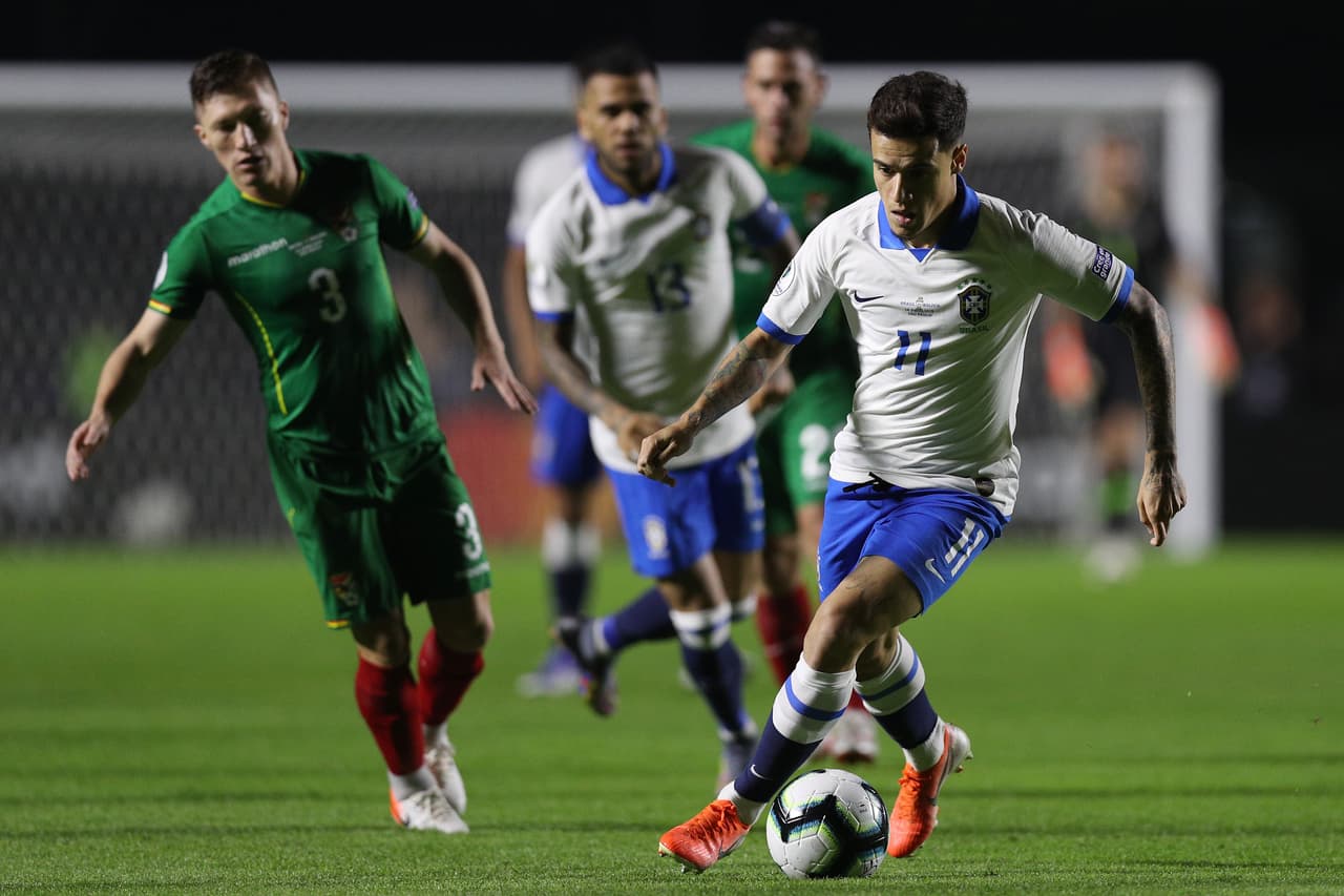 Los primeros 15 minutos fueron disputados de forma intensa en todos los sectores del campo perro Brasil pretendía hilar más pases.