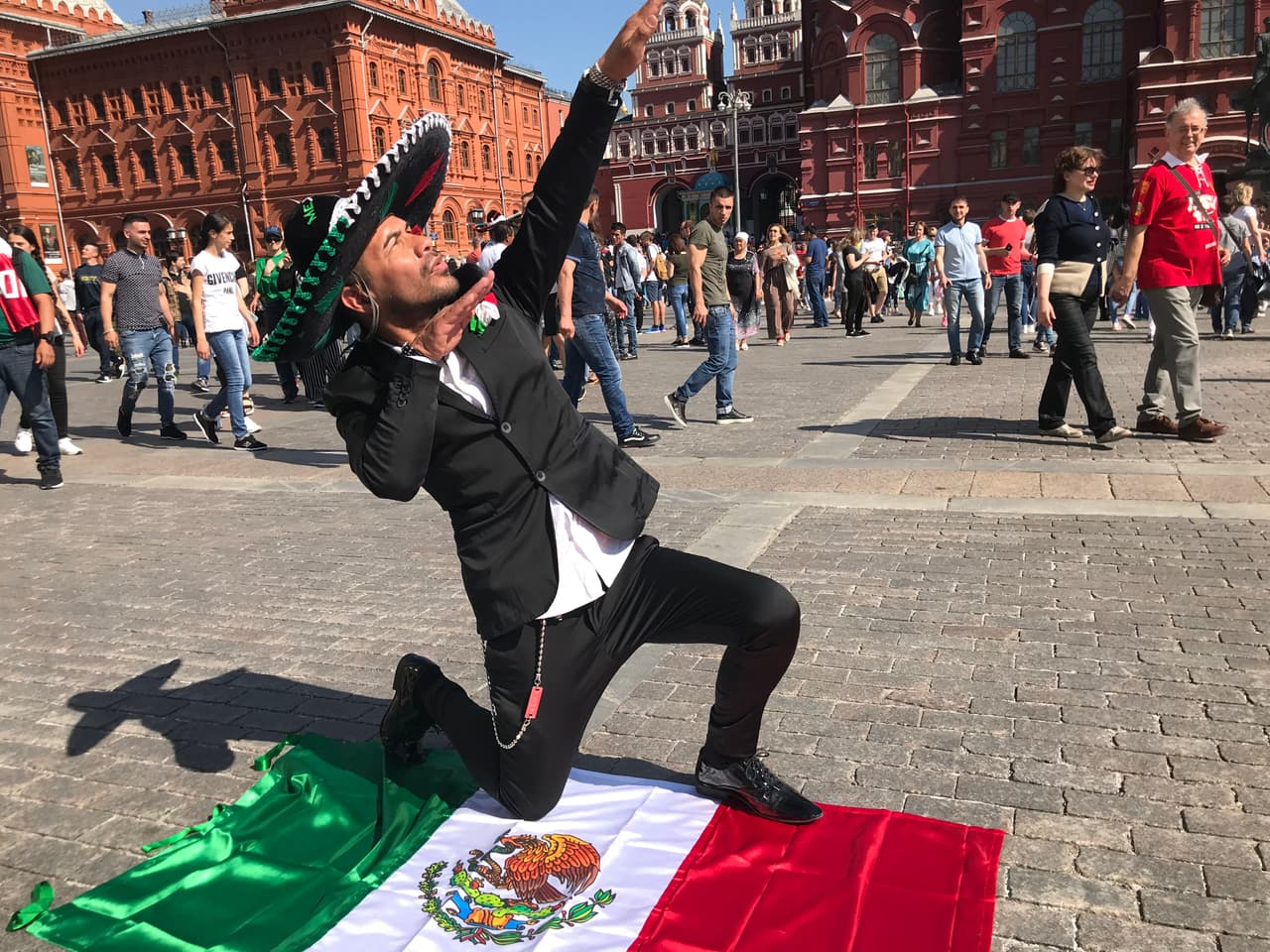 Este compatriota se robó muchas miradas de los rusos por su atuendo y su bandera.