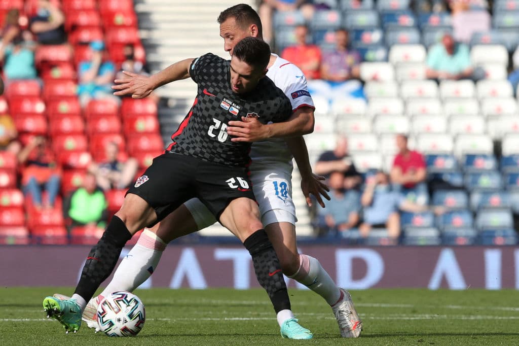 República Checa no logra aguantar la ventaja mínima sobre Croacia y el gol de Ivan Perisic al minuto 47 le da el primer punto del torneo a los croatas.